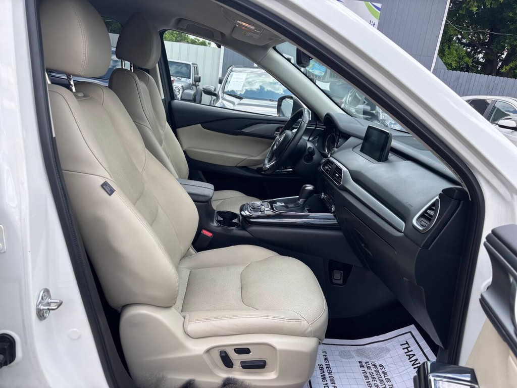 Mazda CX-9 Vehicle Full-screen Gallery Image 11