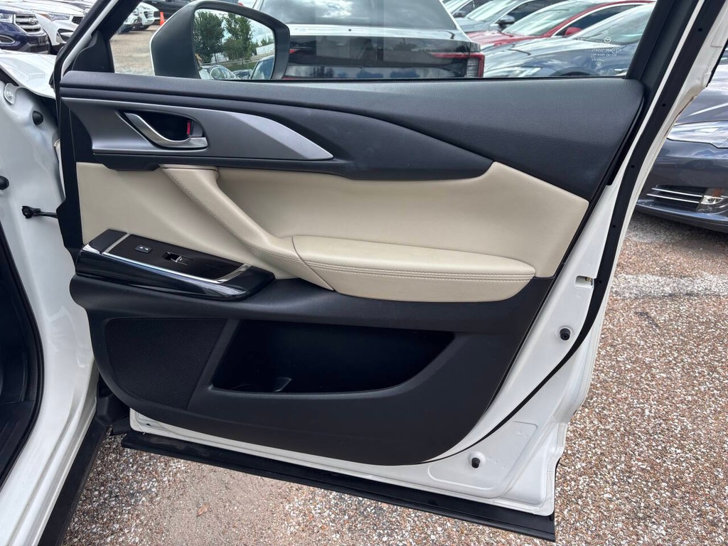 Mazda CX-9 Vehicle Full-screen Gallery Image 12