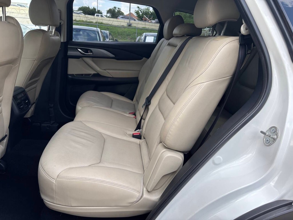 Mazda CX-9 Vehicle Full-screen Gallery Image 13