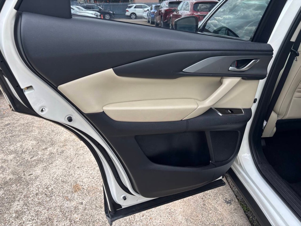 Mazda CX-9 Vehicle Full-screen Gallery Image 14