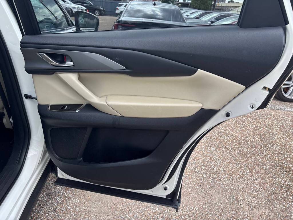 Mazda CX-9 Vehicle Full-screen Gallery Image 16
