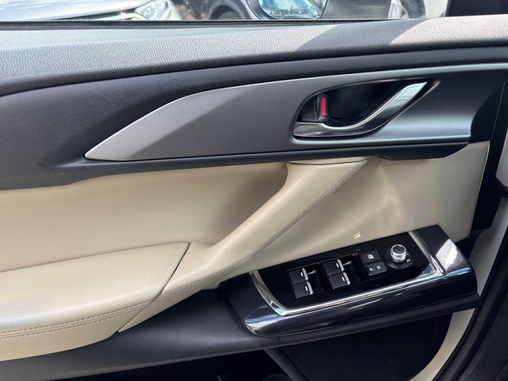 Mazda CX-9 Vehicle Full-screen Gallery Image 30
