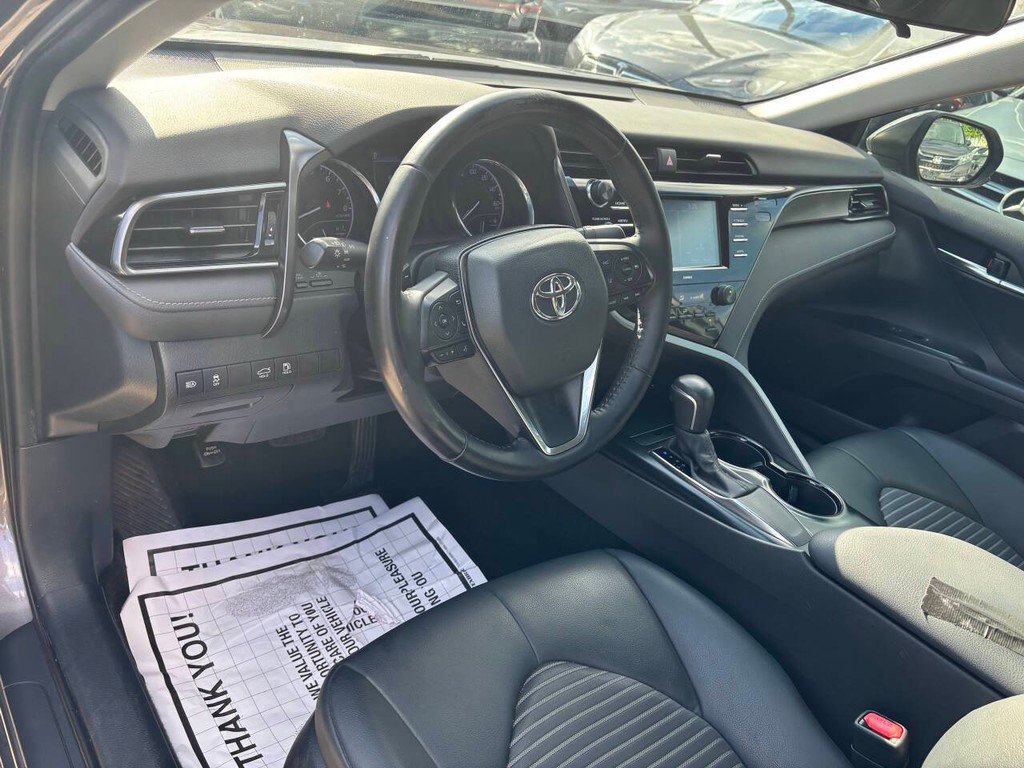 Toyota Camry Vehicle Full-screen Gallery Image 08