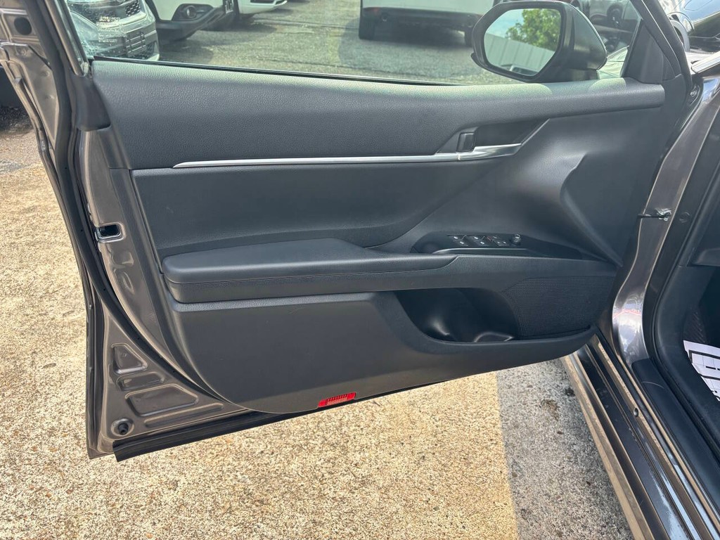 Toyota Camry Vehicle Full-screen Gallery Image 10
