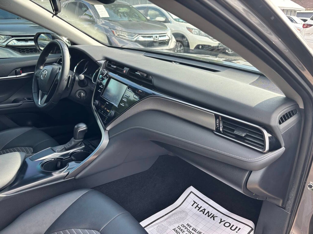 Toyota Camry Vehicle Full-screen Gallery Image 11