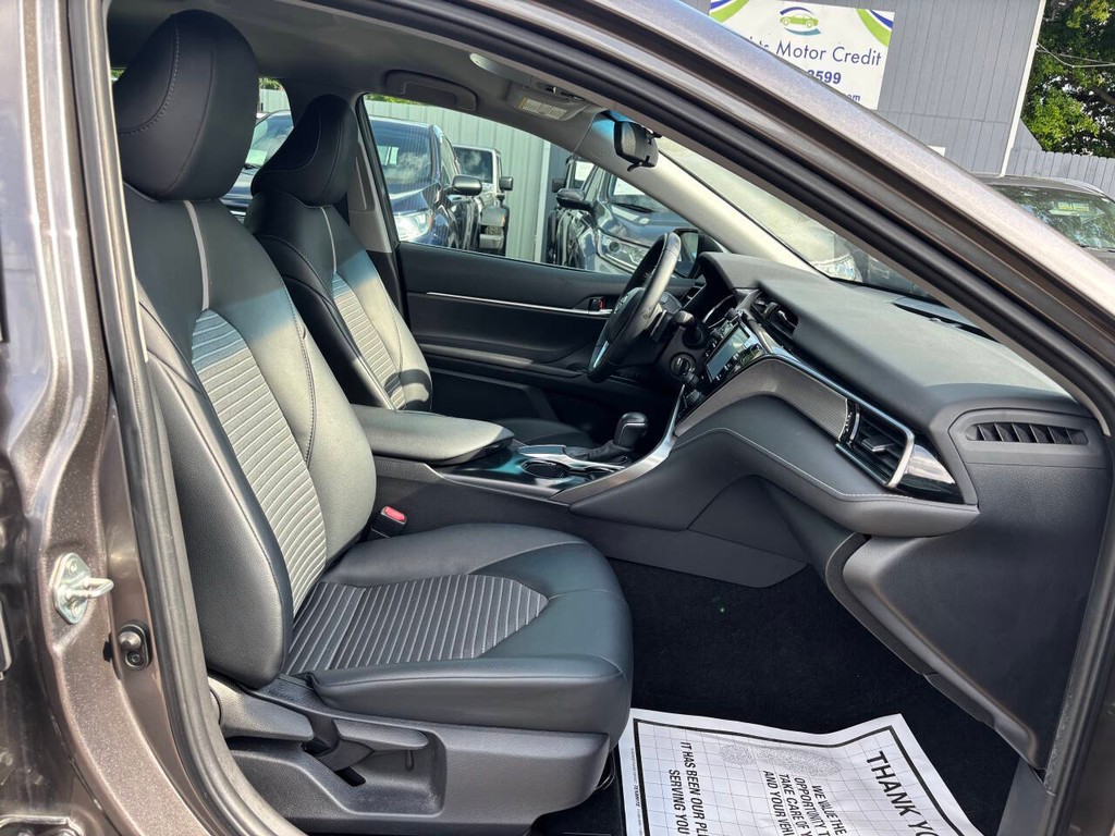 Toyota Camry Vehicle Full-screen Gallery Image 12