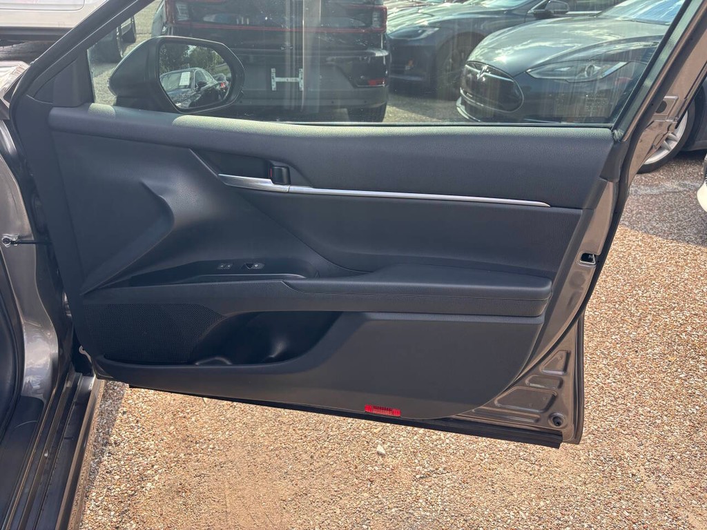 Toyota Camry Vehicle Full-screen Gallery Image 13
