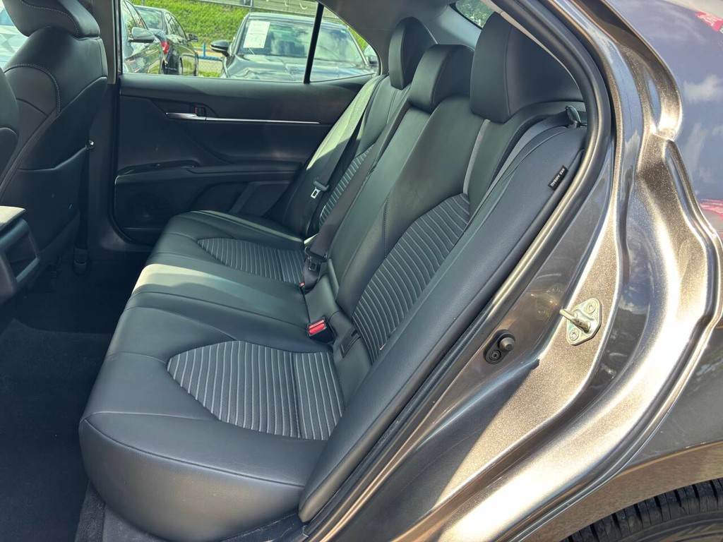 Toyota Camry Vehicle Full-screen Gallery Image 14