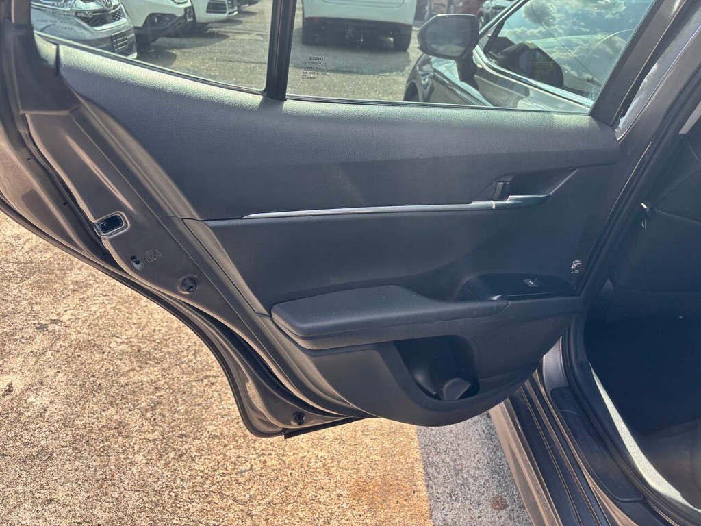 Toyota Camry Vehicle Full-screen Gallery Image 15