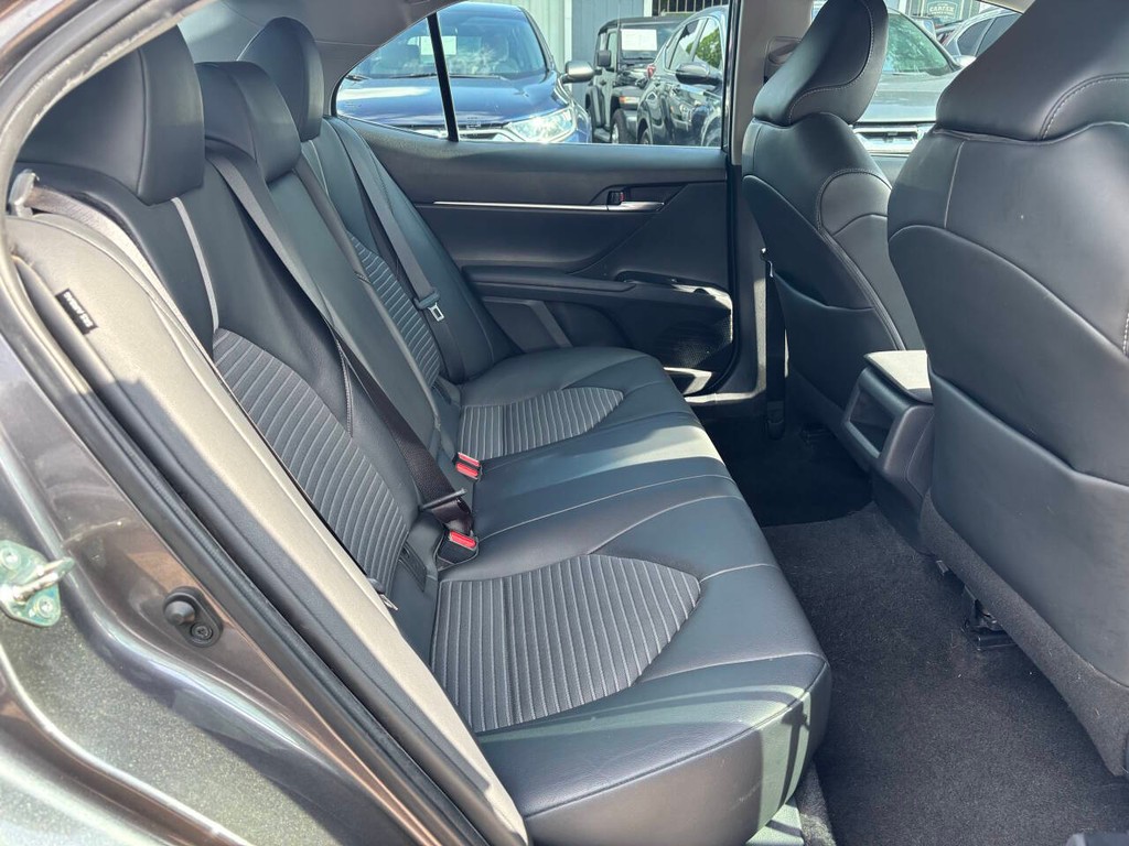 Toyota Camry Vehicle Full-screen Gallery Image 16