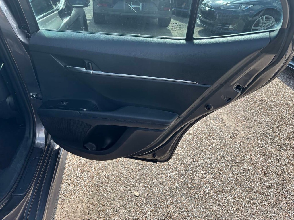 Toyota Camry Vehicle Full-screen Gallery Image 17