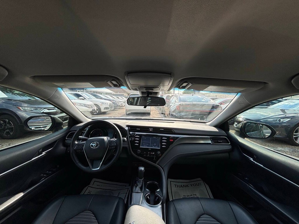 Toyota Camry Vehicle Full-screen Gallery Image 18