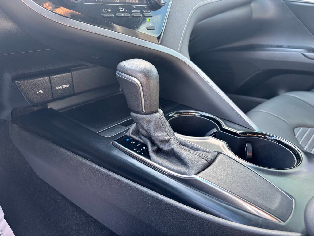 Toyota Camry Vehicle Full-screen Gallery Image 22