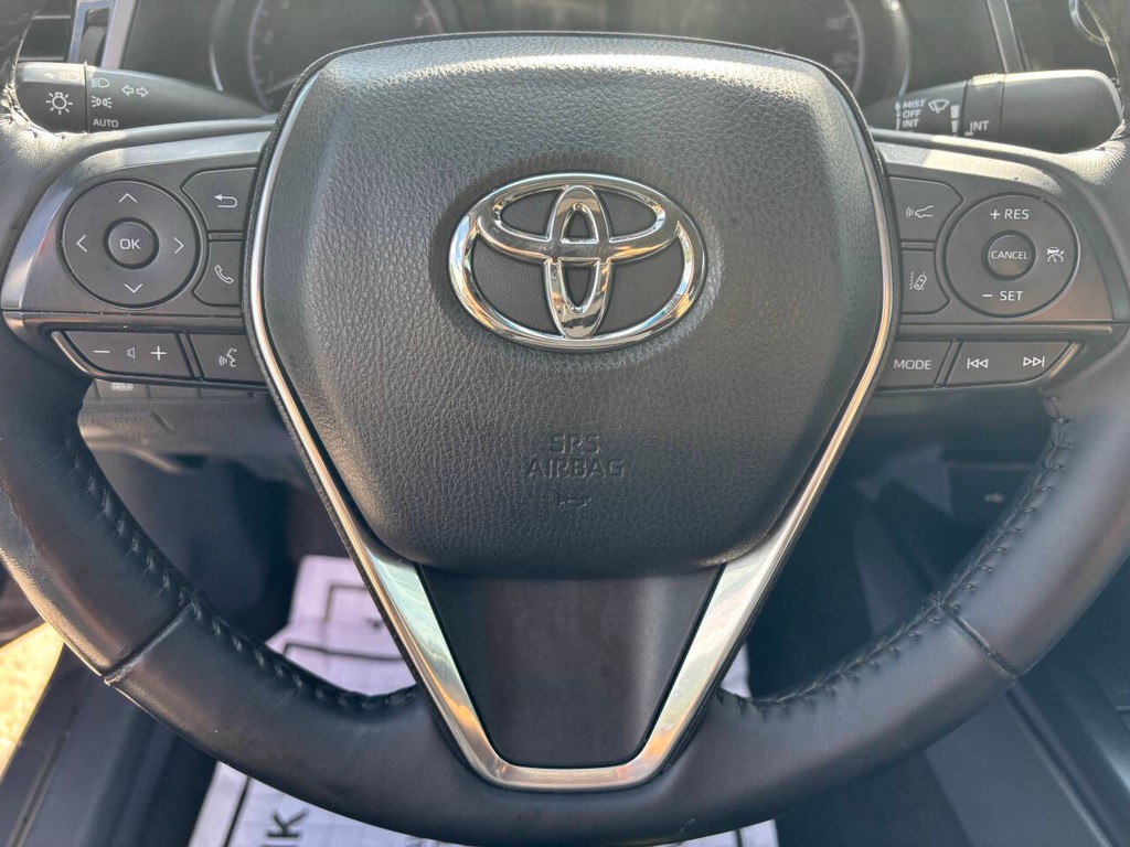 Toyota Camry Vehicle Full-screen Gallery Image 24