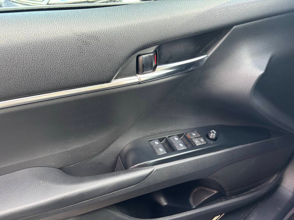 Toyota Camry Vehicle Full-screen Gallery Image 26