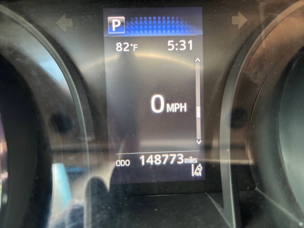 Toyota Camry Vehicle Full-screen Gallery Image 28