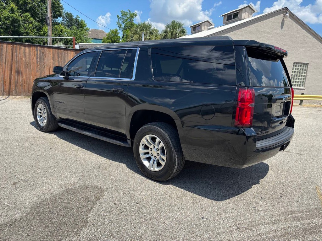 Chevrolet Suburban Vehicle Full-screen Gallery Image 05