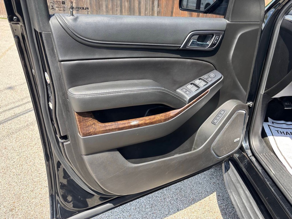 Chevrolet Suburban Vehicle Full-screen Gallery Image 10
