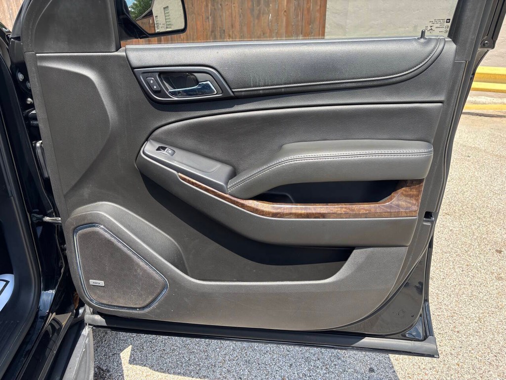 Chevrolet Suburban Vehicle Full-screen Gallery Image 13
