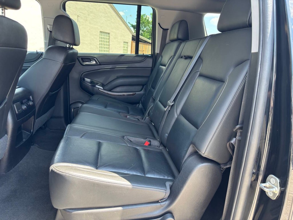 Chevrolet Suburban Vehicle Full-screen Gallery Image 14