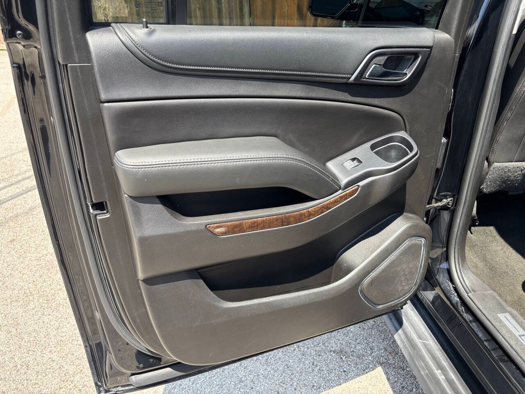 Chevrolet Suburban Vehicle Full-screen Gallery Image 15