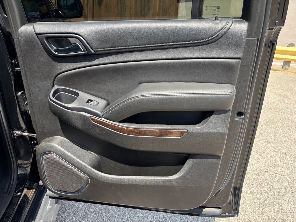 Chevrolet Suburban Vehicle Full-screen Gallery Image 17