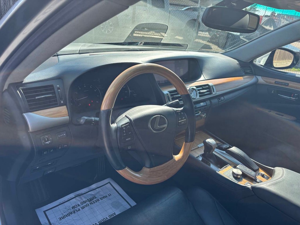 Lexus LS 460 Vehicle Full-screen Gallery Image 08