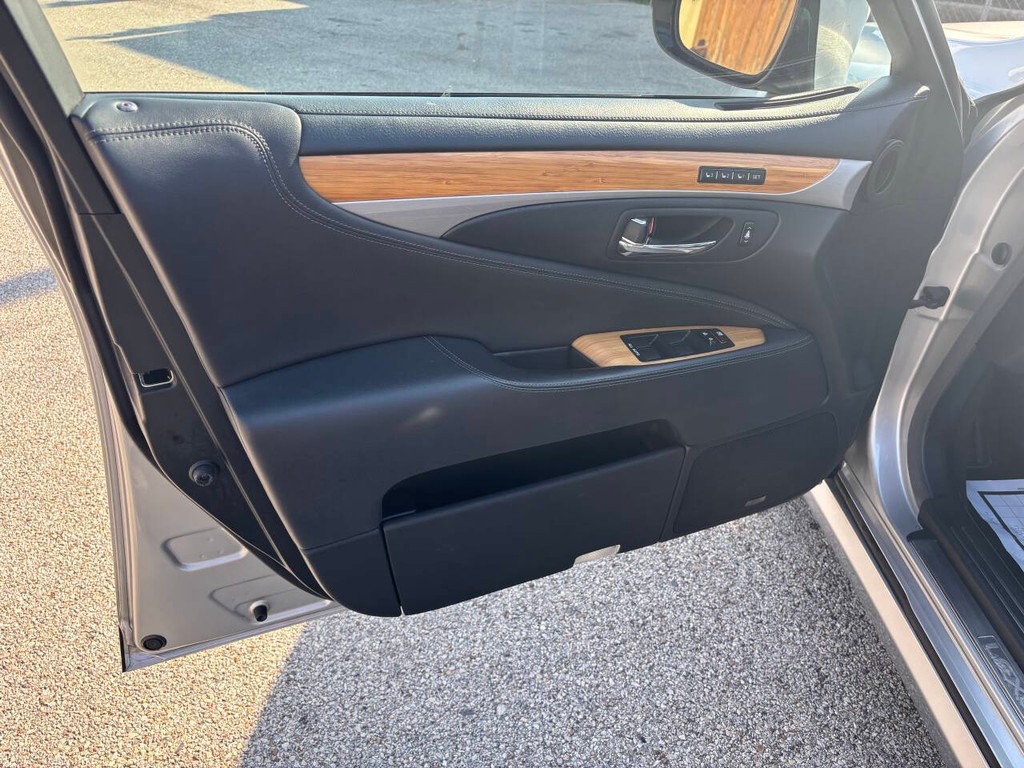 Lexus LS 460 Vehicle Full-screen Gallery Image 10