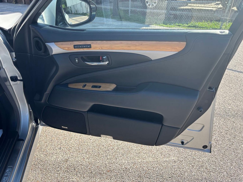 Lexus LS 460 Vehicle Full-screen Gallery Image 13