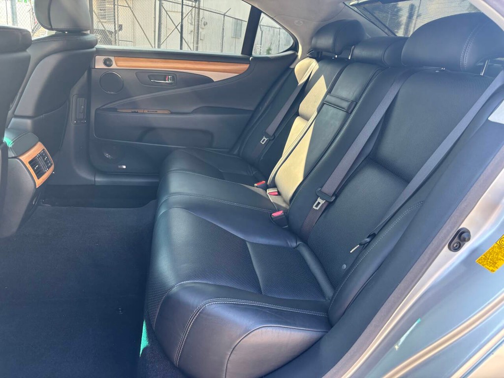 Lexus LS 460 Vehicle Full-screen Gallery Image 14