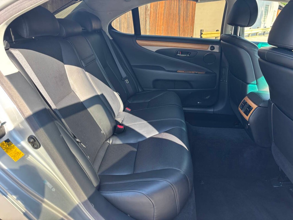 Lexus LS 460 Vehicle Full-screen Gallery Image 16