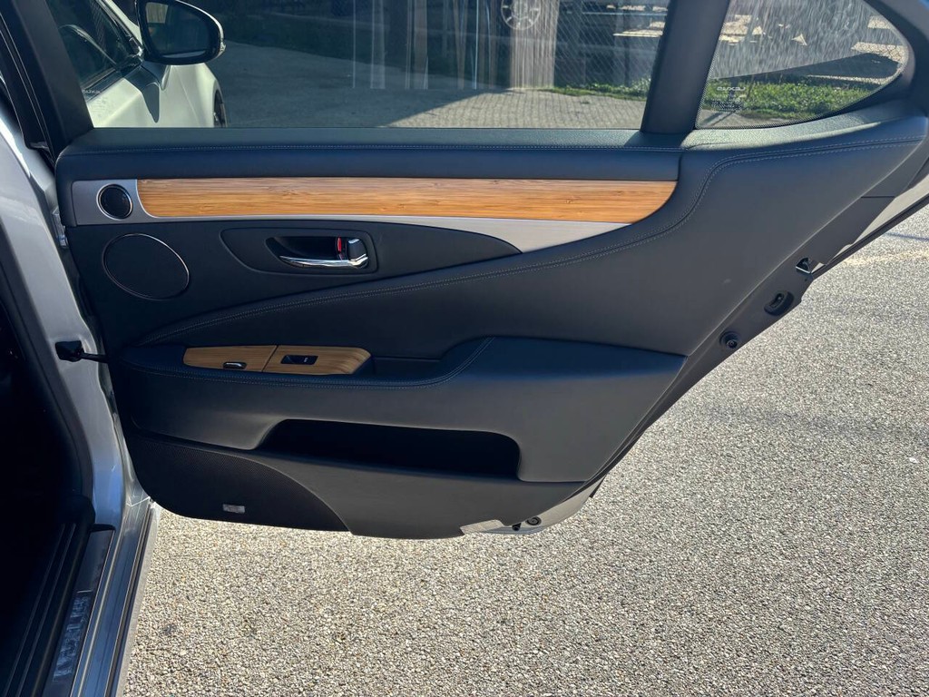 Lexus LS 460 Vehicle Full-screen Gallery Image 17