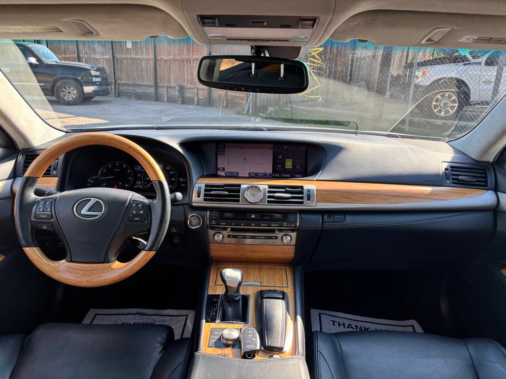 Lexus LS 460 Vehicle Full-screen Gallery Image 20