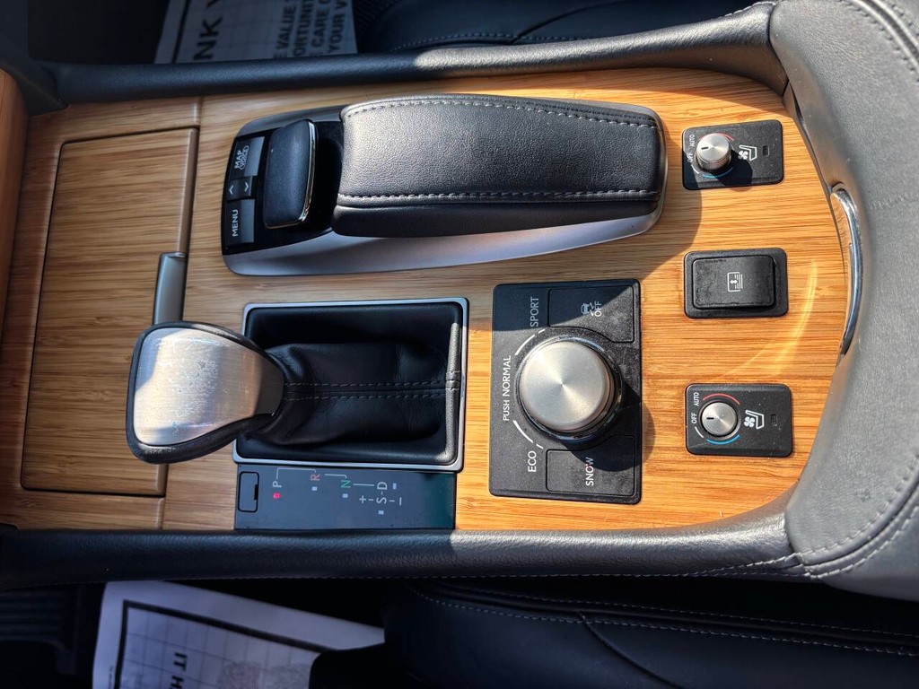 Lexus LS 460 Vehicle Full-screen Gallery Image 23