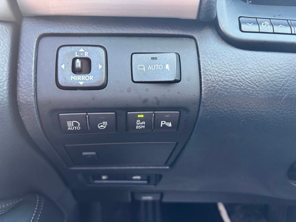 Lexus LS 460 Vehicle Full-screen Gallery Image 28