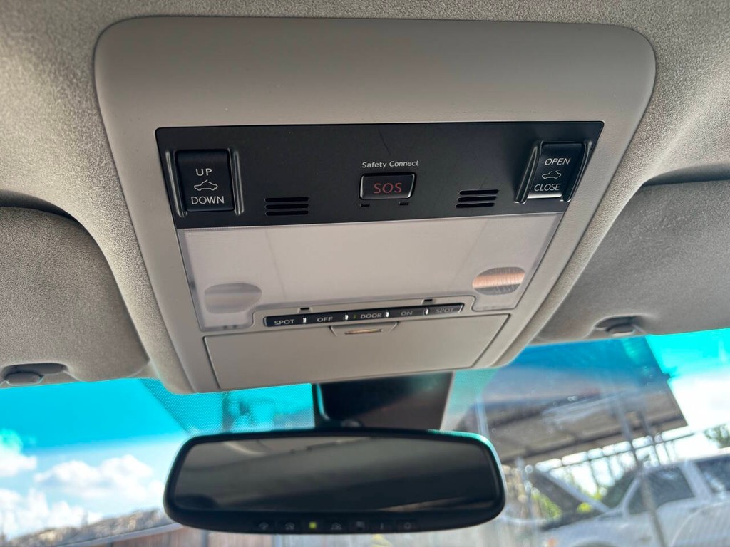 Lexus LS 460 Vehicle Full-screen Gallery Image 30
