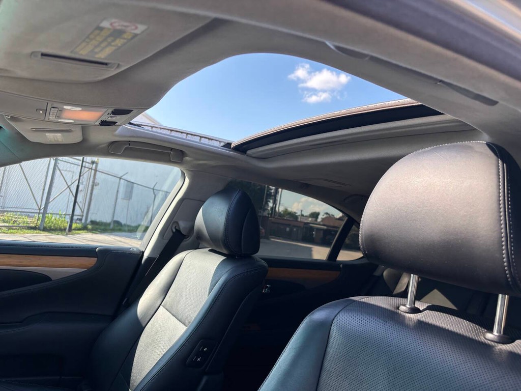 Lexus LS 460 Vehicle Full-screen Gallery Image 31