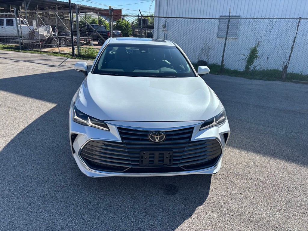Toyota Avalon Vehicle Full-screen Gallery Image 02