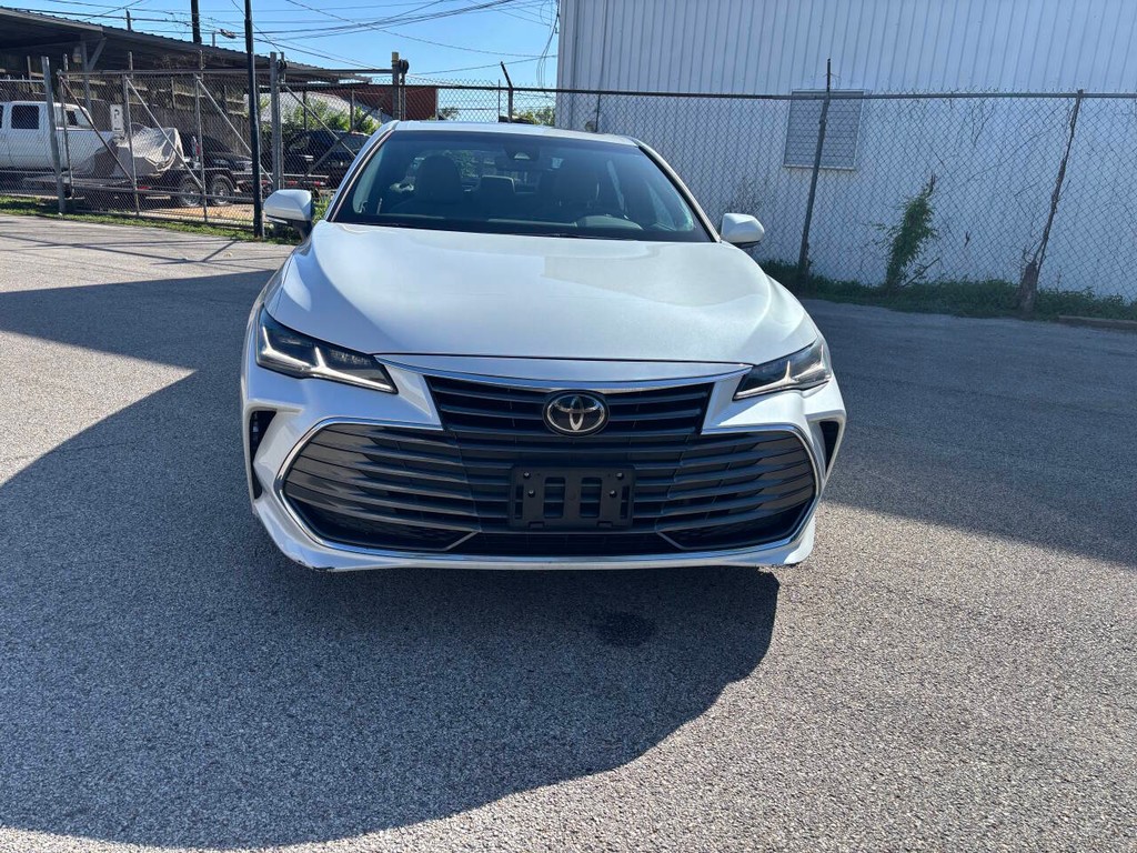 Toyota Avalon Vehicle Full-screen Gallery Image 03