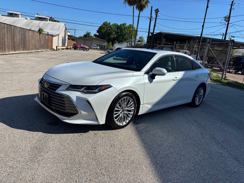 Toyota Avalon Vehicle Full-screen Gallery Image 04