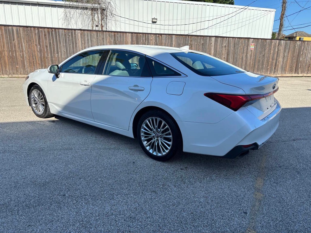 Toyota Avalon Vehicle Full-screen Gallery Image 05