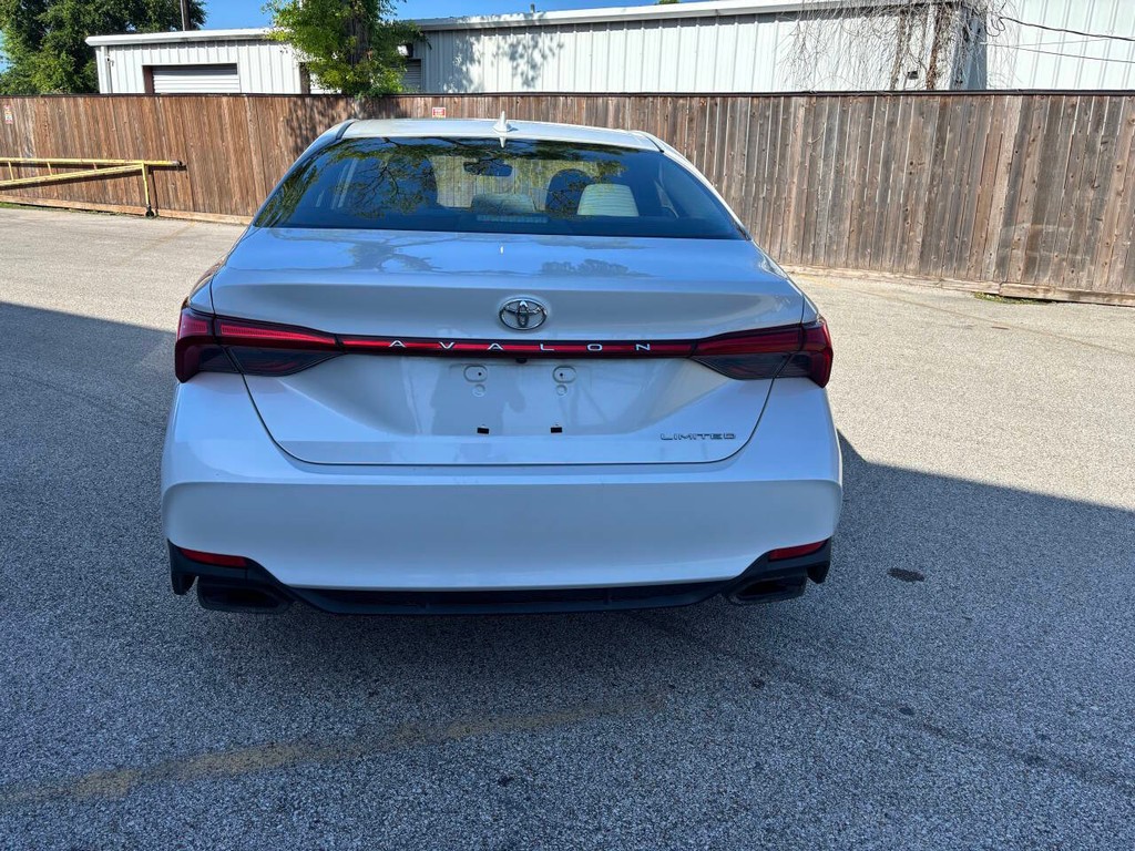 Toyota Avalon Vehicle Full-screen Gallery Image 06