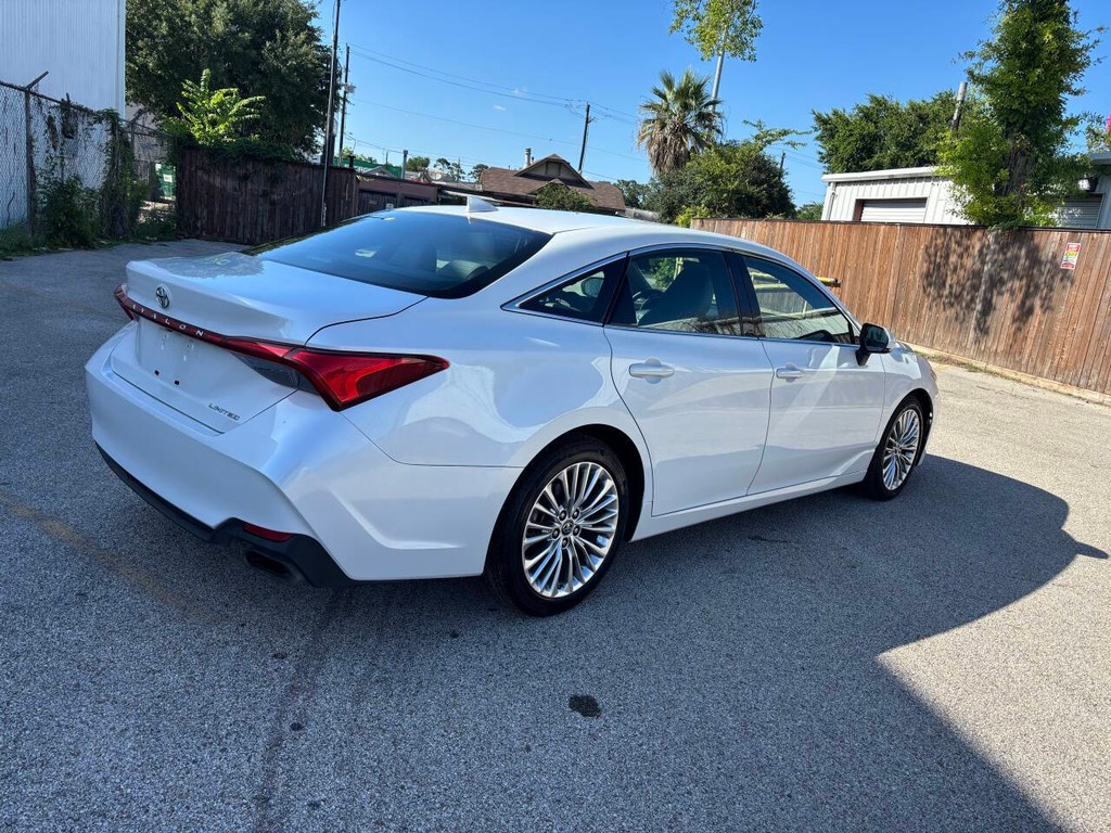 Toyota Avalon Vehicle Full-screen Gallery Image 07