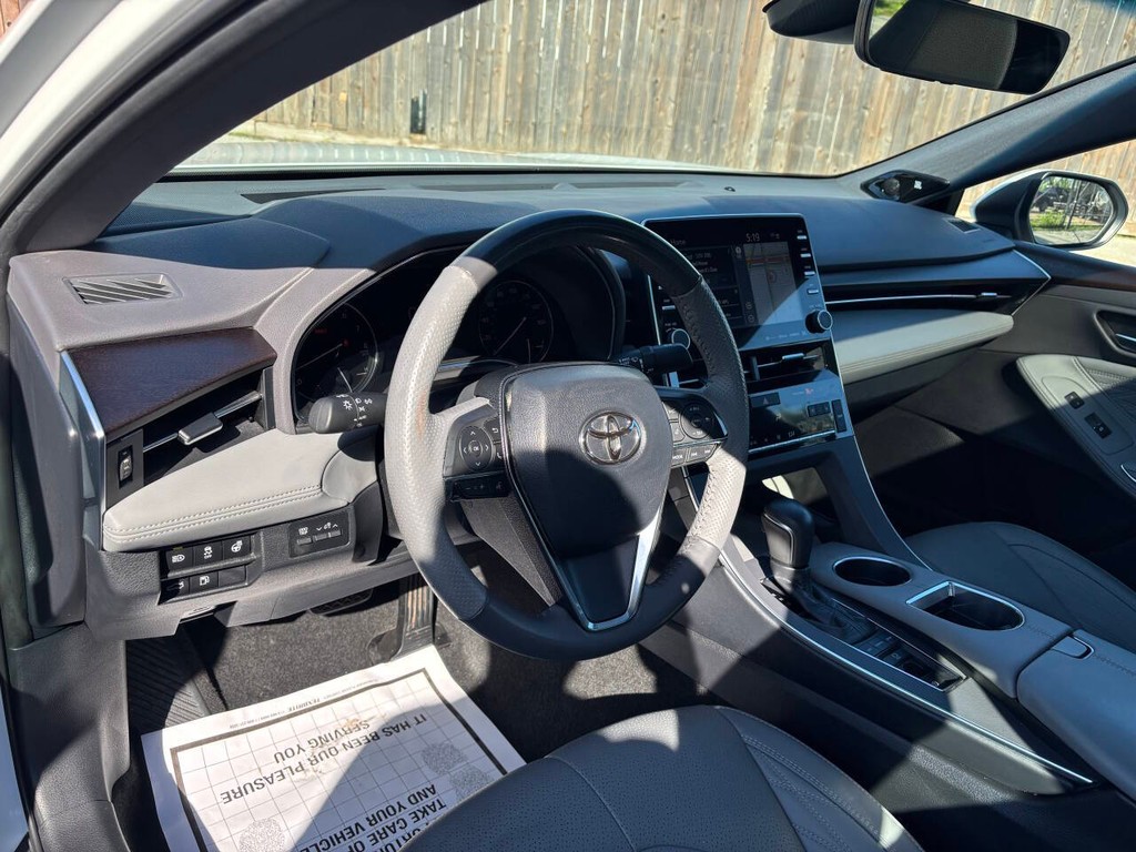 Toyota Avalon Vehicle Full-screen Gallery Image 08