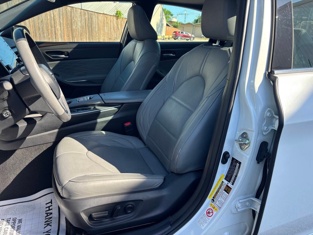 Toyota Avalon Vehicle Full-screen Gallery Image 09