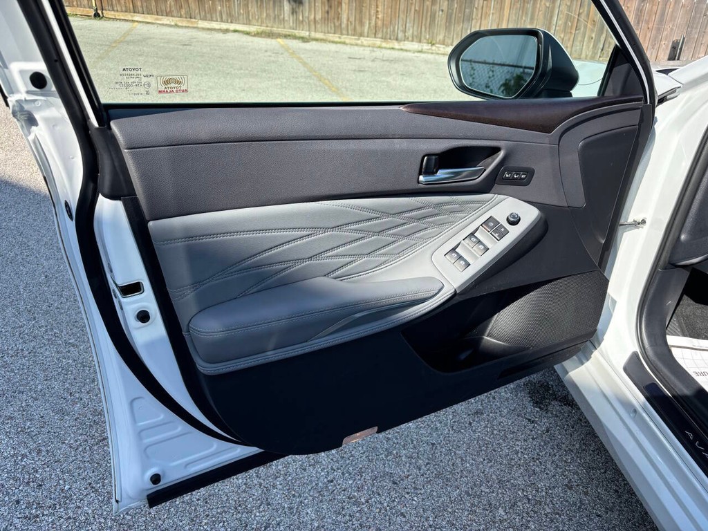 Toyota Avalon Vehicle Full-screen Gallery Image 10
