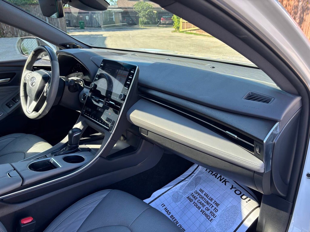 Toyota Avalon Vehicle Full-screen Gallery Image 11
