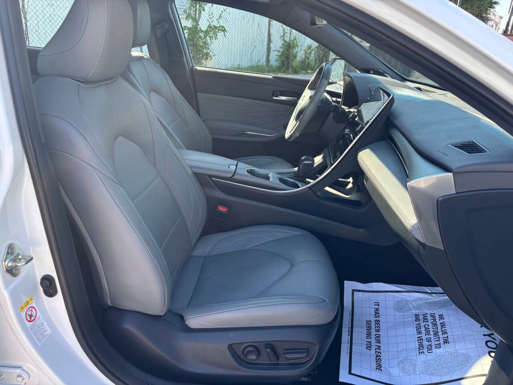 Toyota Avalon Vehicle Full-screen Gallery Image 12
