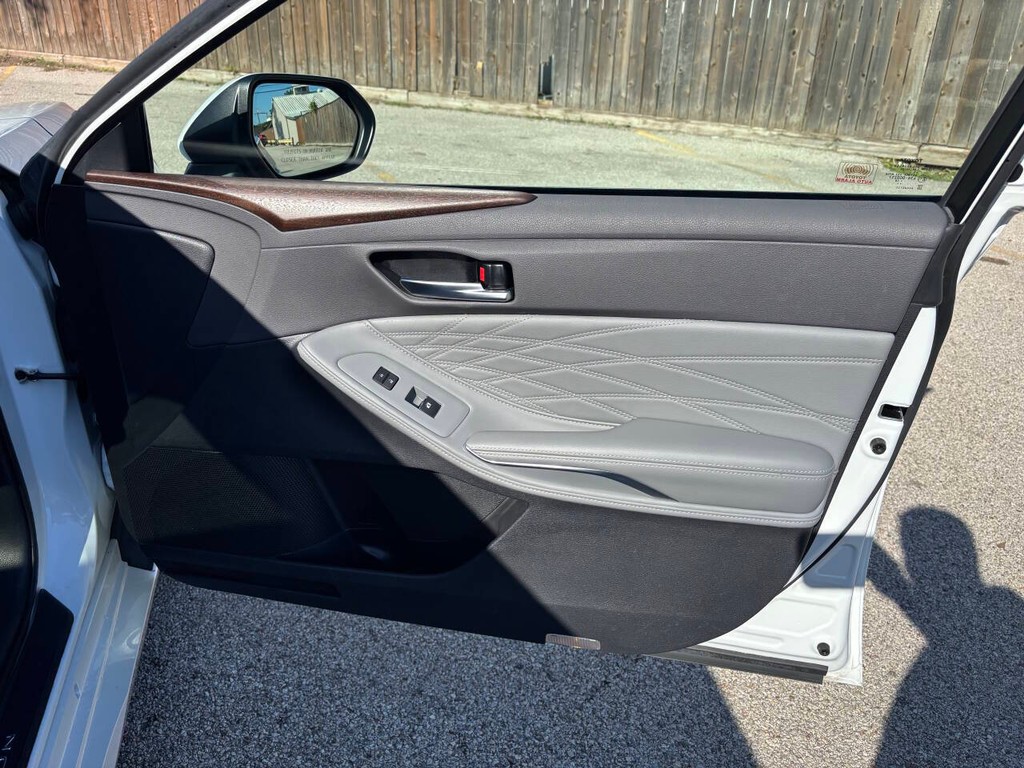 Toyota Avalon Vehicle Full-screen Gallery Image 13