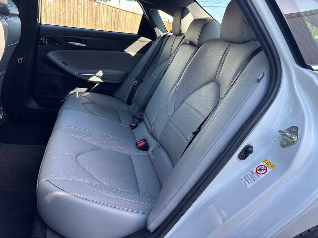 Toyota Avalon Vehicle Full-screen Gallery Image 14